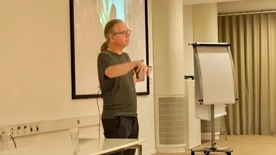 Maarten Laruelle presenting at a conference